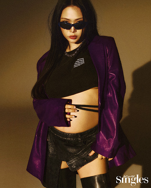 허니제이가 살바토레 산토로의 퍼플 레더 재킷, 알렉산더 왕의 크롭트 티셔츠, 디스퉤어드2의 워시드 데님 스커트, H&M의 사이하이 부츠, 젠틀몬스터의 선글라스, 크롬하츠의 실버 네크리스를 착용하고 촬영한 싱글즈 화보